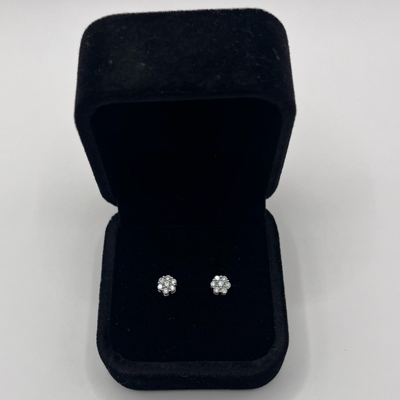 0.25 CT 10k White Gold Lab Diamond Flower Stud Earrings - Picture 3 of 7